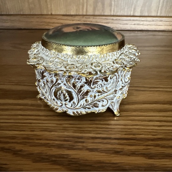 Small Victorian Ornate Gold & White
Music Trinket Box. Gold Lining. 3x4". VTG - Picture 10 of 17